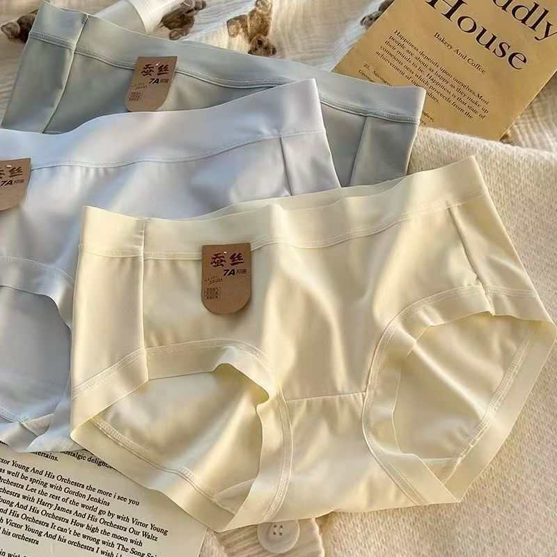 欧美7A桑蚕丝底裆无痕冰丝内裤女士中腰简约透气少女包臀三角裤女