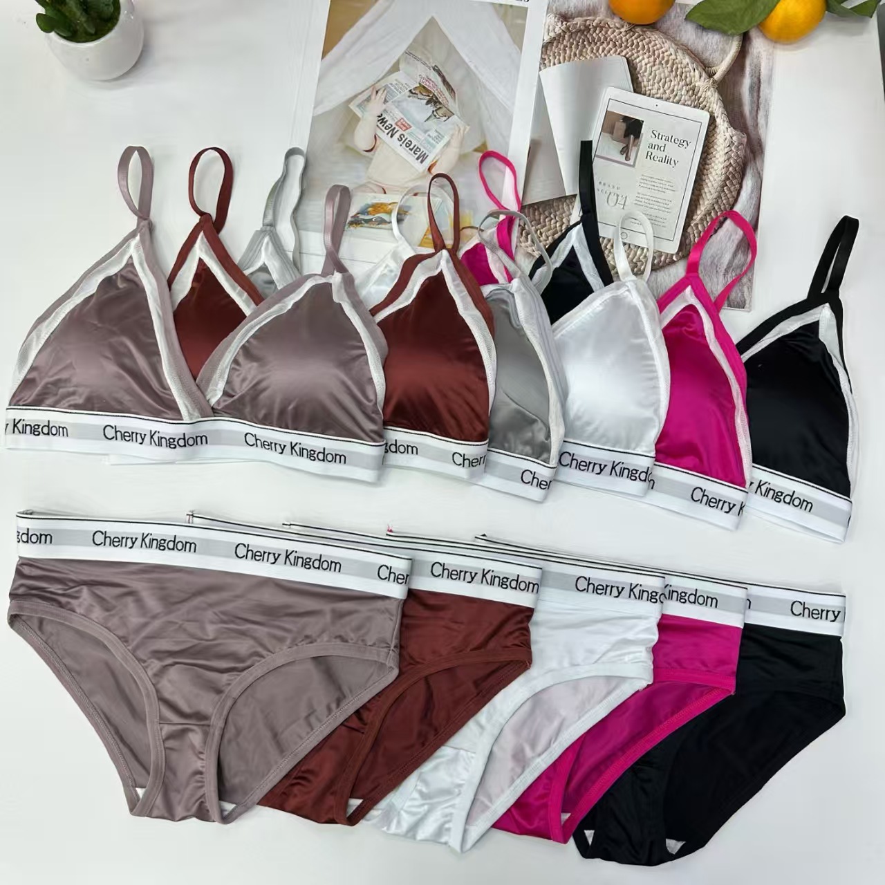 外贸出口欧美库存现货内衣套装纯色吊带套装性感舒适三角裤套装。